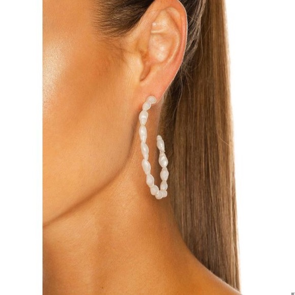 $165 Lele Sadoughi Conch Shell Hoop Earrings, White